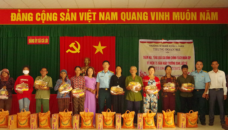 Trung đoàn 915 tặng quà các đối tượng chính sách trên địa bàn tỉnh Phú Yên