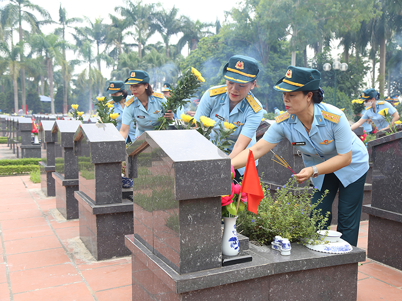 Phụ nữ khối cơ quan Quân chủng PK-KQ tổ chức các hoạt động tri ân nhân dịp kỷ niệm 75 năm Ngày Thương binh, liệt sĩ