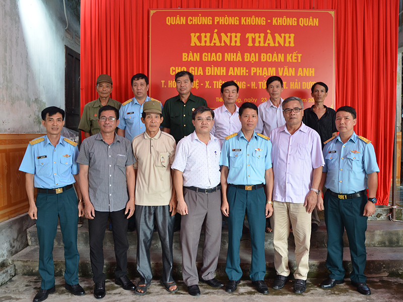 Quân chủng Phòng không - Không quân bàn giao nhà “Đại đoàn kết” và trao tặng sổ tiết kiệm các đối tượng chính sách tỉnh Hải Dương