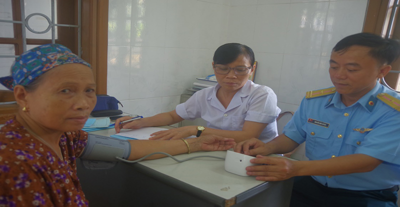 Quân y Sư đoàn 361 khám bệnh, cấp thuốc miễn phí cho nhân dân phường Kỳ Sơn, thành phố Hòa Bình