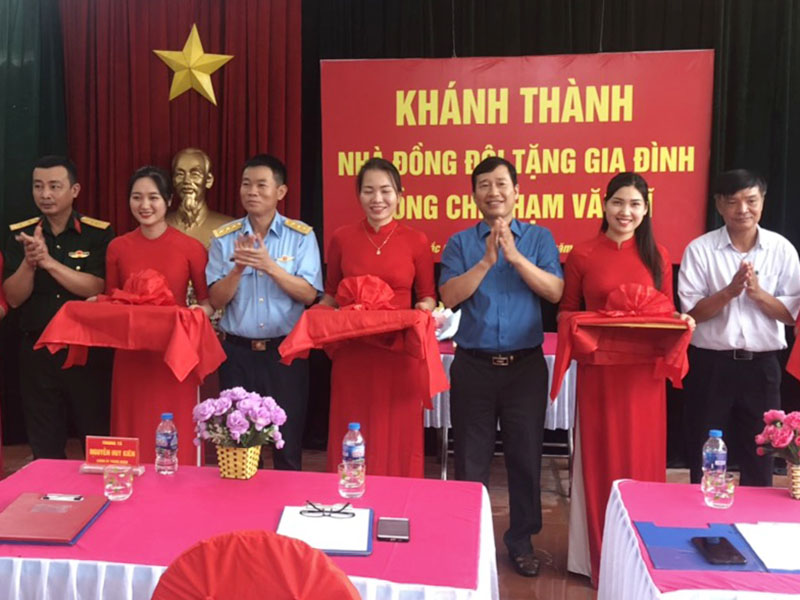Trung đoàn 267 khánh thành và bàn giao “Nhà đồng đội” tặng gia đình Thượng úy QNCN Phạm Văn Vĩ