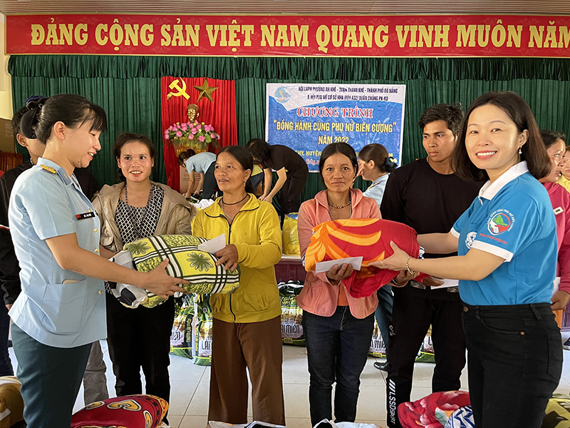 Hội Phụ nữ Nhà máy A32 tặng quà cho chị em phụ nữ có hoàn cảnh khó khăn trên địa bàn tỉnh Quảng Nam