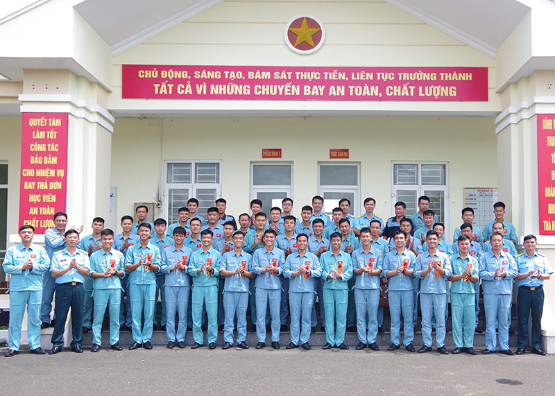 Trung đoàn 915 hoàn thành tốt nhiệm vụ thả bay đơn cho học viên khoá 47