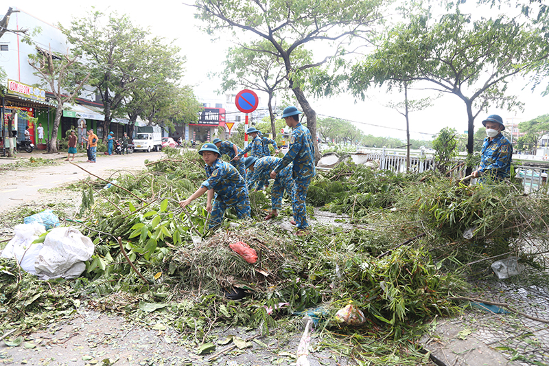Hàng trăm cán bộ, chiến sĩ của Quân chủng PK-KQ giúp nhân dân Đà Nẵng khắc phục hậu quả bão số 4