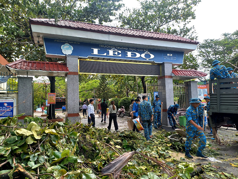 Hàng trăm cán bộ, chiến sĩ của Quân chủng PK-KQ giúp nhân dân Đà Nẵng khắc phục hậu quả bão số 4
