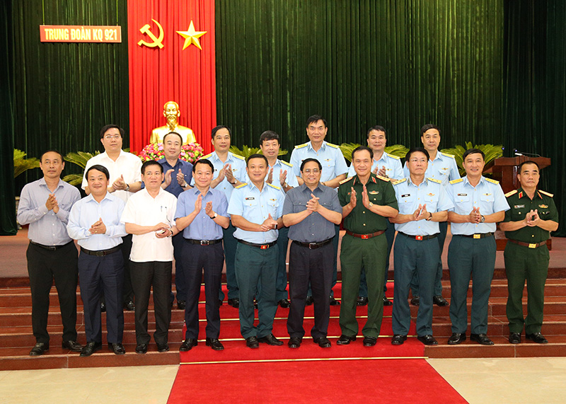 Thủ tướng Chính phủ Phạm Minh Chính thăm và làm việc tại Trung đoàn 921