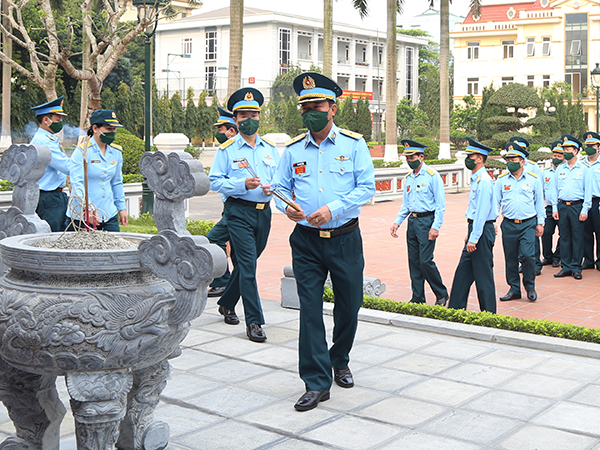 Dâng hương tưởng niệm Chủ tịch Hồ Chí Minh và các anh hùng, liệt sĩ Phòng không - Không quân nhân dịp Giỗ Tổ Hùng Vương