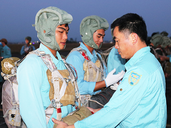 Trung đoàn Không quân 920 tổ chức thực hành huấn luyện nhảy dù