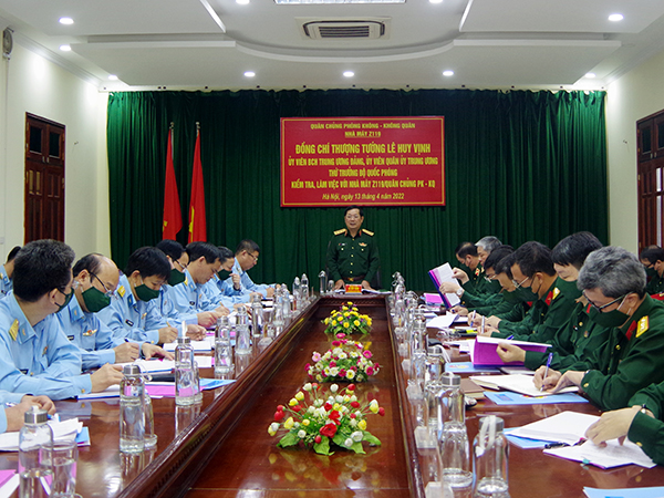 Thượng tướng Lê Huy Vịnh - Thứ trưởng Bộ Quốc phòng kiểm tra Nhà máy Z119