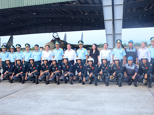 Trưởng Ban Tuyên giáo Trung ương Nguyễn Trọng Nghĩa thăm Trung đoàn 925 và Trung đoàn 940