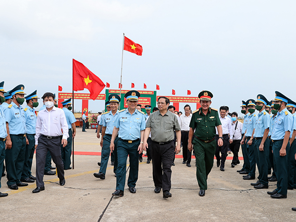 Thủ tướng Chính phủ Phạm Minh Chính thăm Trung đoàn Không quân 937