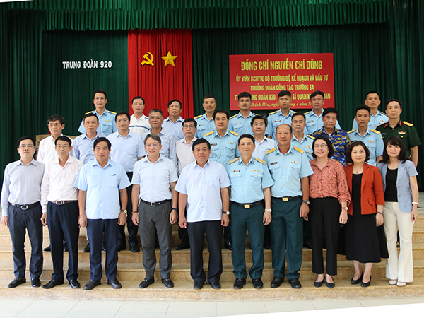 Bộ trưởng Bộ Kế hoạch và Đầu tư Nguyễn Chí Dũng thăm Trung đoàn Không quân 920