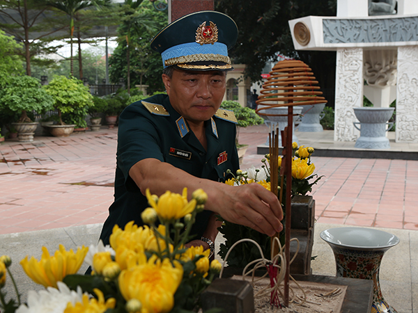 Dâng hương Chủ tịch Hồ Chí Minh và các anh hùng, liệt sĩ Phòng không - Không quân nhân kỷ niệm 47 năm Ngày Giải phóng miền Nam 30-4