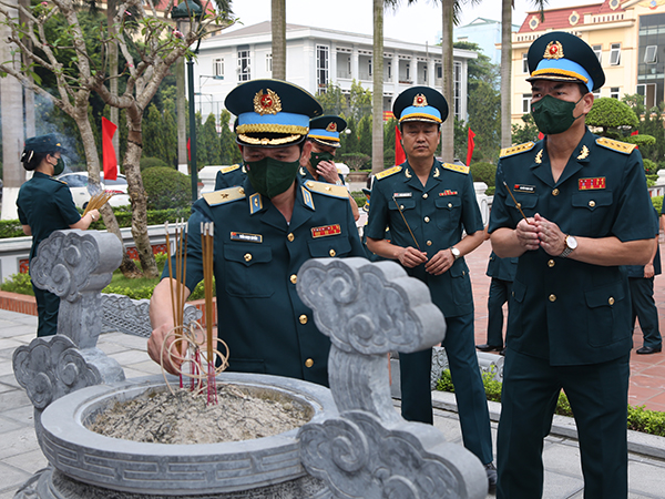 Dâng hương Chủ tịch Hồ Chí Minh và các anh hùng, liệt sĩ Phòng không - Không quân nhân kỷ niệm 47 năm Ngày Giải phóng miền Nam 30-4