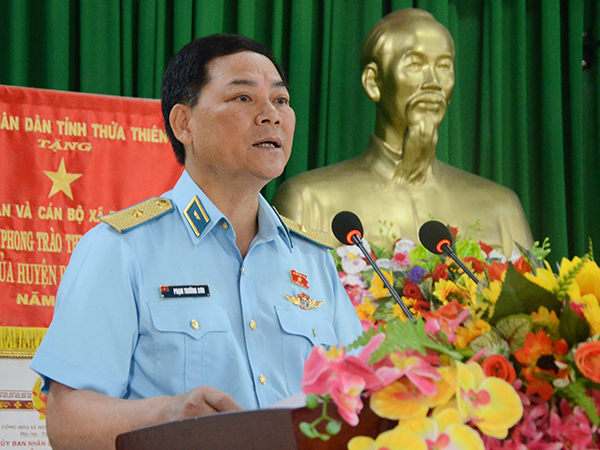 Thiếu tướng Phạm Trường Sơn - Phó Tư lệnh Quân chủng Phòng không - Không quân tiếp xúc cử tri tỉnh Thừa Thiên Huế