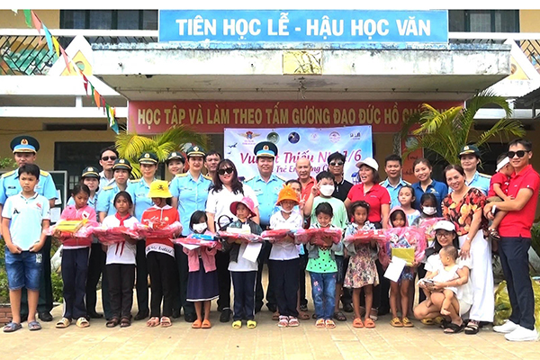 Hội Phụ nữ Trung đoàn 937 trao quà Tết Thiếu nhi 1-6 cho trẻ em vùng cao của tỉnh Ninh Thuận