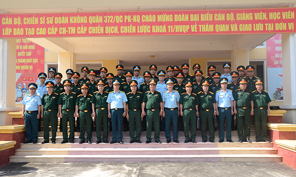 Lớp đào tạo cao cấp CH-TM cấp chiến dịch, chiến lược khóa 11 của Học viện Quốc phòng tham quan, trao đổi, tọa đàm tại các đơn vị của Quân chủng PK-KQ ở khu vực miền Trung