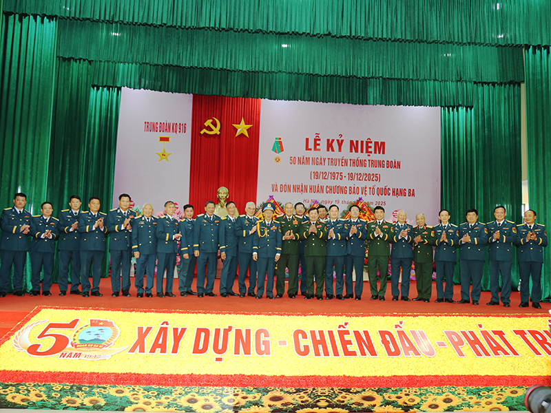 Trung đo&agrave;n 916 kỷ niệm 50 năm ng&agrave;y truyền thống v&agrave; đ&oacute;n nhận hu&acirc;n chương Bảo vệ Tổ quốc hạng 3