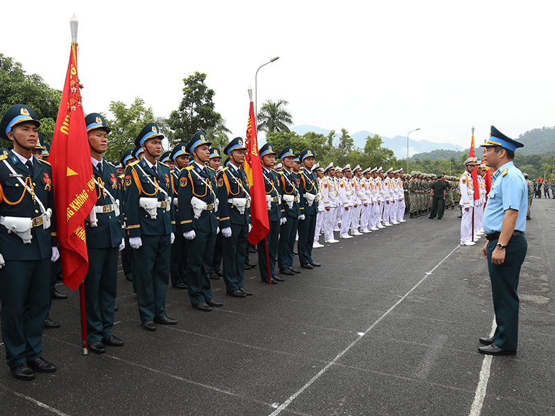 Thượng tướng Trương Thiên Tô - Phó Chủ nhiệm Tổng cục Chính trị QĐND Việt Nam kiểm tra, tặng quà lực lượng tham gia diễu binh, diễu hành tại khu vực luyện tập Làng văn hóa các dân tộc Việt Nam.