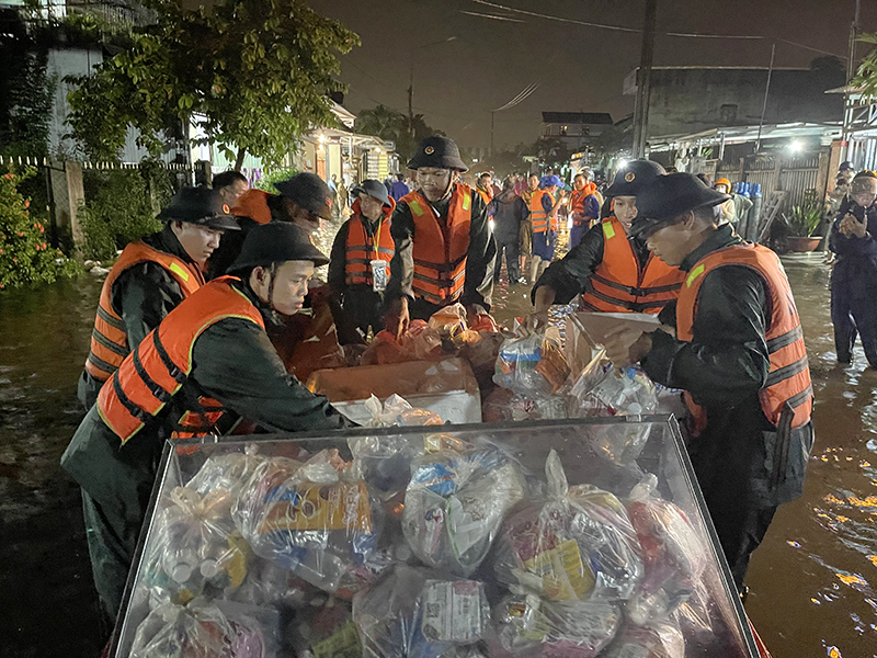 Sư đoàn 375 cơ động lực lượng giúp dân chống lũ