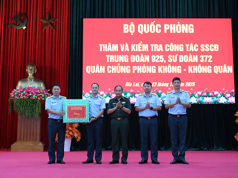 Bộ Quốc phòng kiểm tra Trung đoàn 925