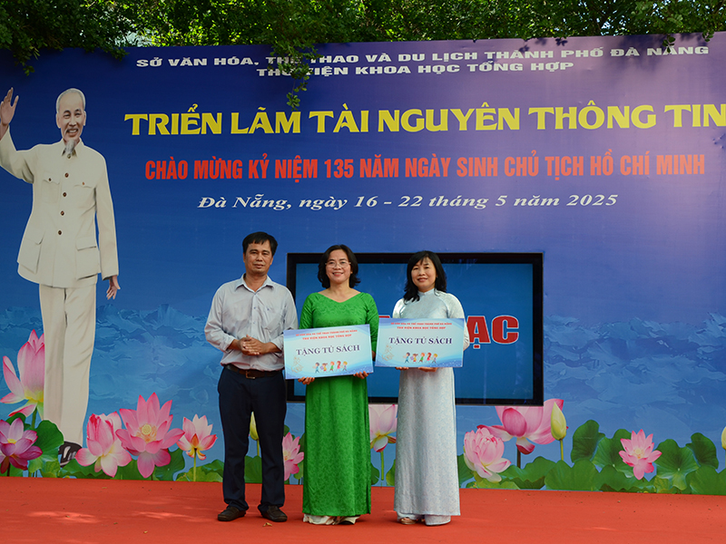 Thư viện Tổng hợp thành phố Đà Nẵng Triển lãm sách “Chào mừng kỷ niệm 135 năm ngày sinh Chủ tịch Hồ Chí Minh”
