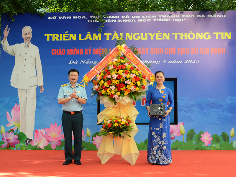 Thư viện Tổng hợp thành phố Đà Nẵng Triển lãm sách “Chào mừng kỷ niệm 135 năm ngày sinh Chủ tịch Hồ Chí Minh”