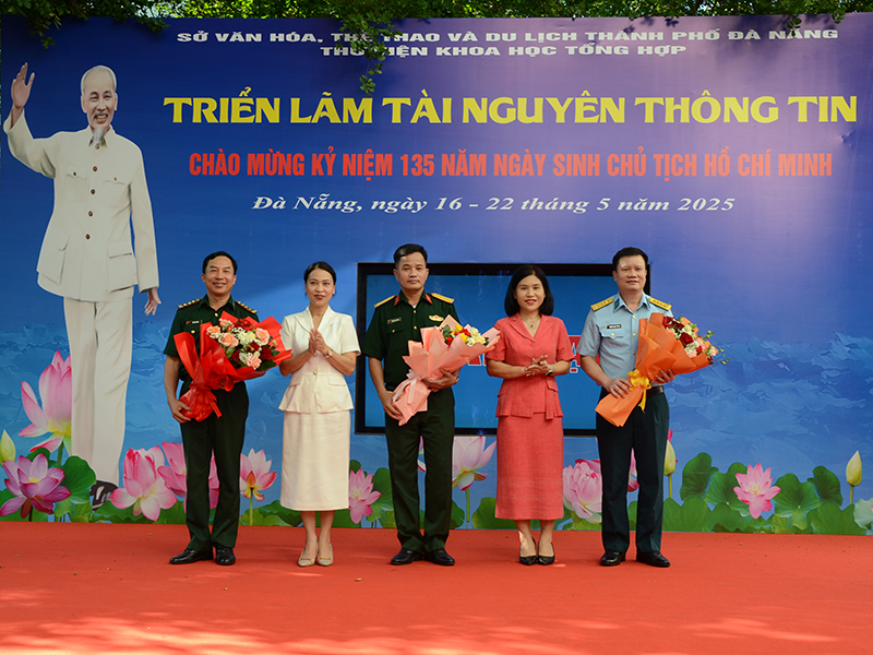 Thư viện Tổng hợp thành phố Đà Nẵng Triển lãm sách “Chào mừng kỷ niệm 135 năm ngày sinh Chủ tịch Hồ Chí Minh”