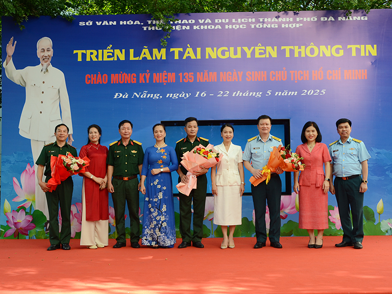 Thư viện Tổng hợp thành phố Đà Nẵng Triển lãm sách “Chào mừng kỷ niệm 135 năm ngày sinh Chủ tịch Hồ Chí Minh”