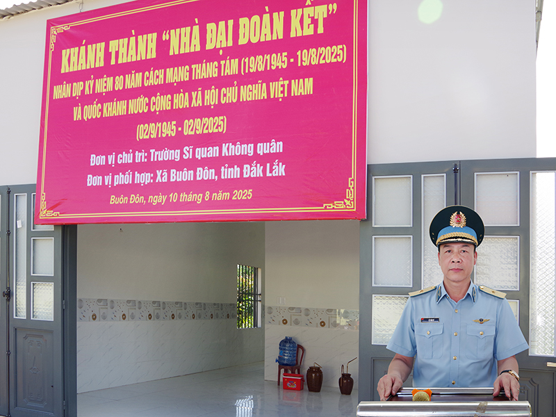 Trường Sĩ quan Không quân bàn giao nhà “Đại đoàn kết” và tặng quà các gia đình chính sách tại xã Buôn Đôn, tỉnh Đắk Lắk