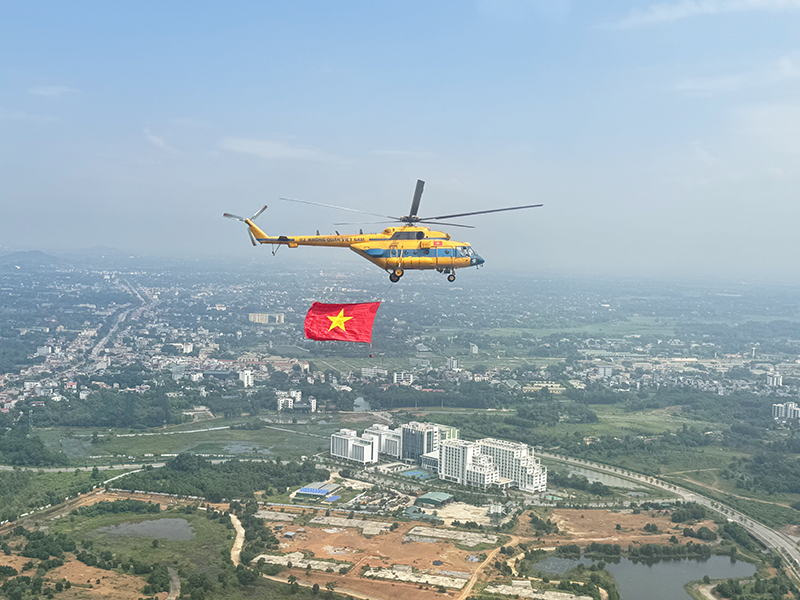 Cờ Đảng, cờ Tổ quốc tung bay trên bầu trời Quảng trường Ba Đình