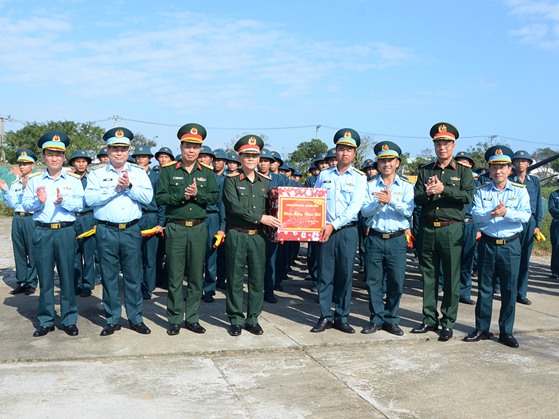 Trung tướng Phạm Trường Sơn kiểm tra, chúc Tết các đơn vị khu vực miền Trung