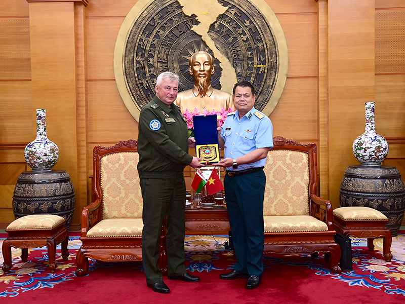 Thủ trưởng Bộ Tư lệnh Quân chủng Phòng không-Không quân tiếp xã giao đoàn Bộ Tư lệnh Phòng không - Không quân các lực lượng vũ trang Bê-la-rút