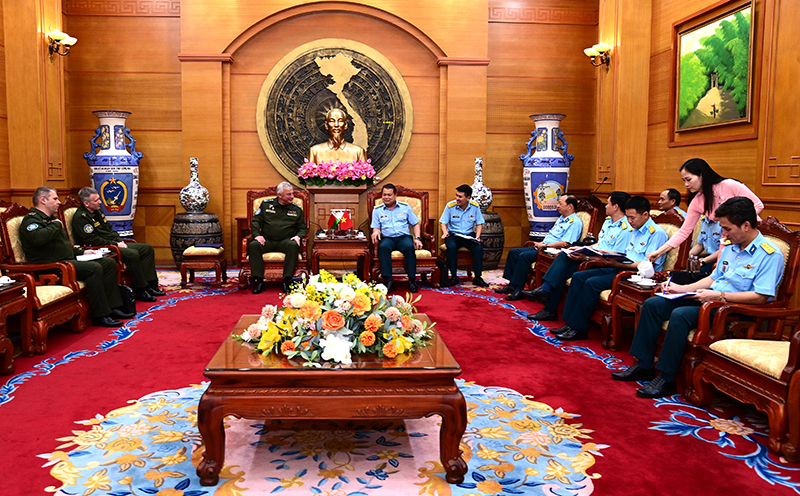 Thủ trưởng Bộ Tư lệnh Quân chủng Phòng không-Không quân tiếp xã giao đoàn Bộ Tư lệnh Phòng không - Không quân các lực lượng vũ trang Bê-la-rút