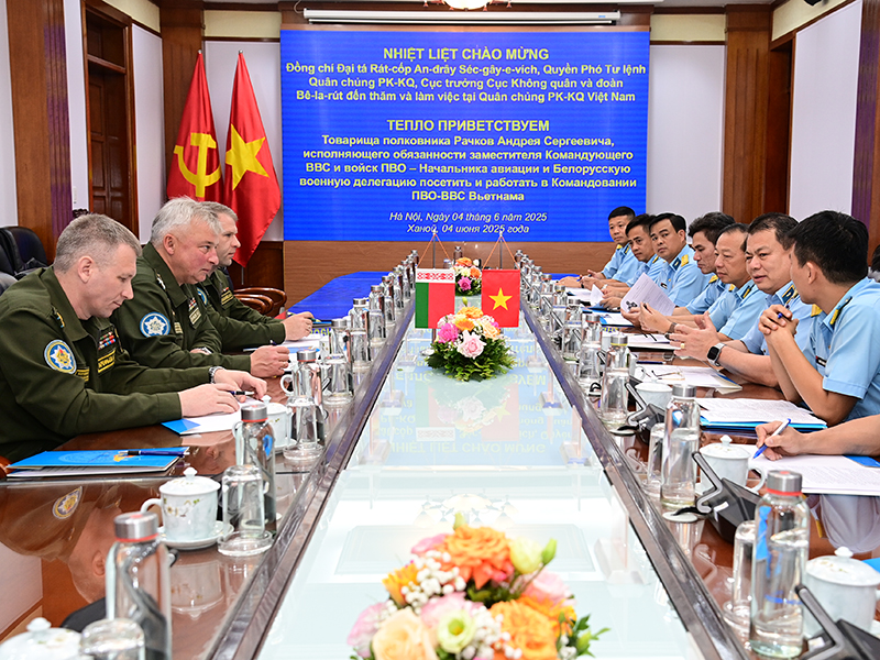 Thủ trưởng Bộ Tư lệnh Quân chủng Phòng không-Không quân tiếp xã giao đoàn Bộ Tư lệnh Phòng không - Không quân các lực lượng vũ trang Bê-la-rút