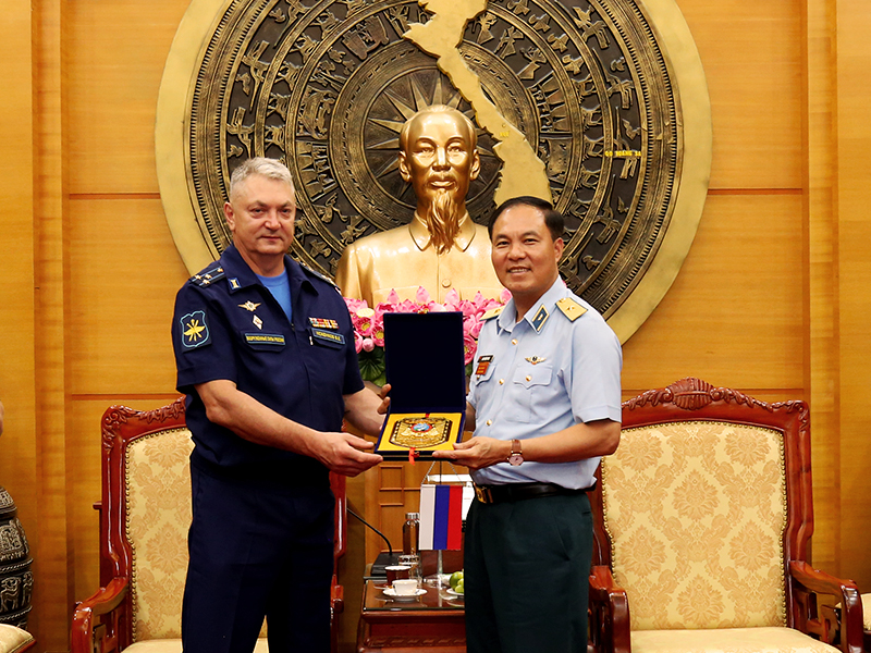 Thủ trưởng Bộ Tư lệnh Quân chủng Phòng không-Không quân tiếp xã giao Đoàn chuyên gia y học hàng không Liên Bang Nga sang thăm và làm việc tại Việt Nam