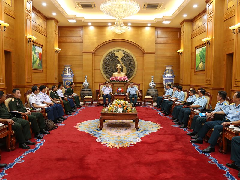 Thủ trưởng Bộ Tư lệnh Quân chủng Phòng không - Không quân tiếp xã giao đoàn cán bộ Không quân Lào