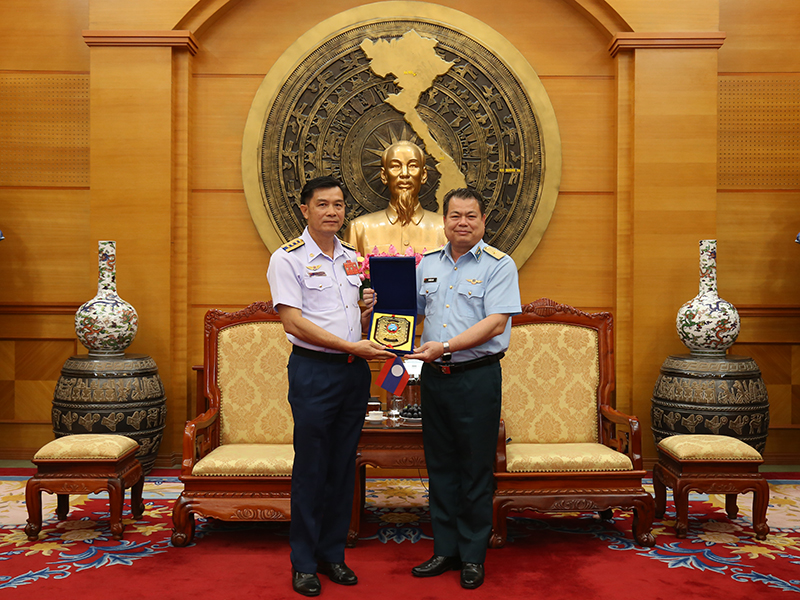 Thủ trưởng Bộ Tư lệnh Quân chủng Phòng không - Không quân tiếp xã giao đoàn cán bộ Không quân Lào