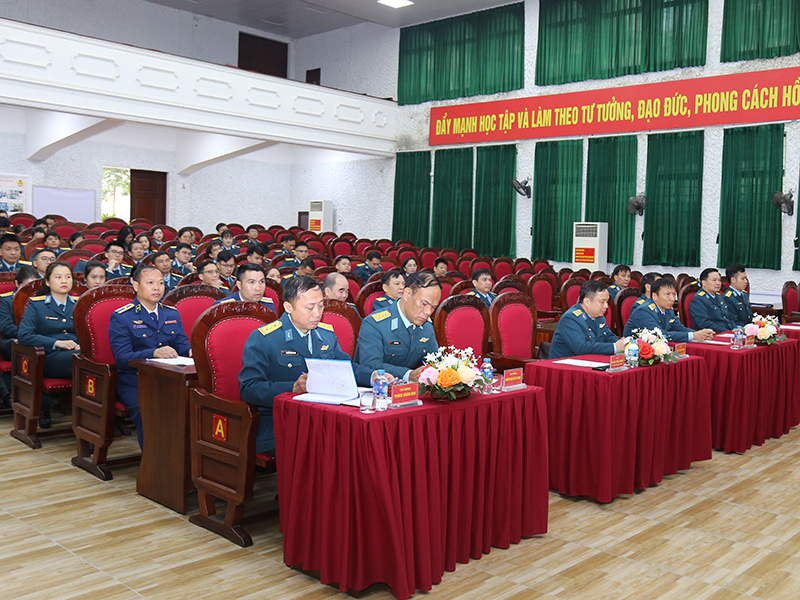 Cục Hậu cần - Kỹ thuật Quân chủng PK-KQ Bế giảng lớp đào tạo chuyển loại Bác sĩ Y học Hàng không và tập huấn Y học Hàng không cho cán bộ Quân đội Nhân dân Lào năm 2025