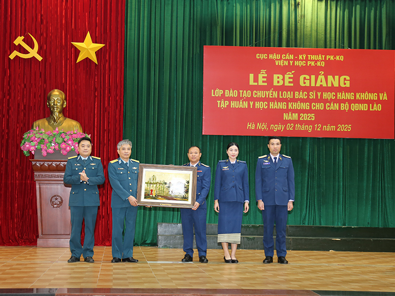 Cục Hậu cần - Kỹ thuật Quân chủng PK-KQ Bế giảng lớp đào tạo chuyển loại Bác sĩ Y học Hàng không và tập huấn Y học Hàng không cho cán bộ Quân đội Nhân dân Lào năm 2025