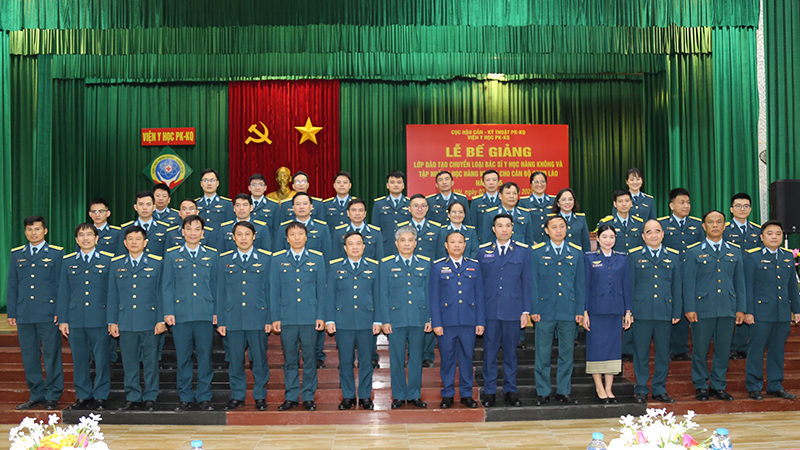 Cục Hậu cần - Kỹ thuật Quân chủng PK-KQ Bế giảng lớp đào tạo chuyển loại Bác sĩ Y học Hàng không và tập huấn Y học Hàng không cho cán bộ Quân đội Nhân dân Lào năm 2025