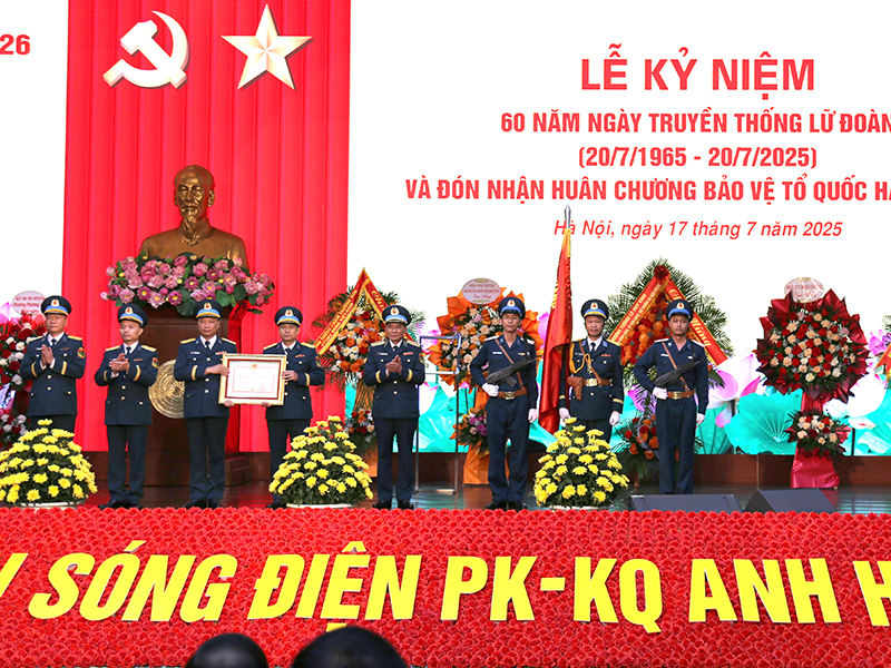 Lữ đoàn Thông tin 26 kỷ niệm 60 năm Ngày truyền thống và đón nhận Huân chương Bảo vệ Tổ quốc hạng Nhất