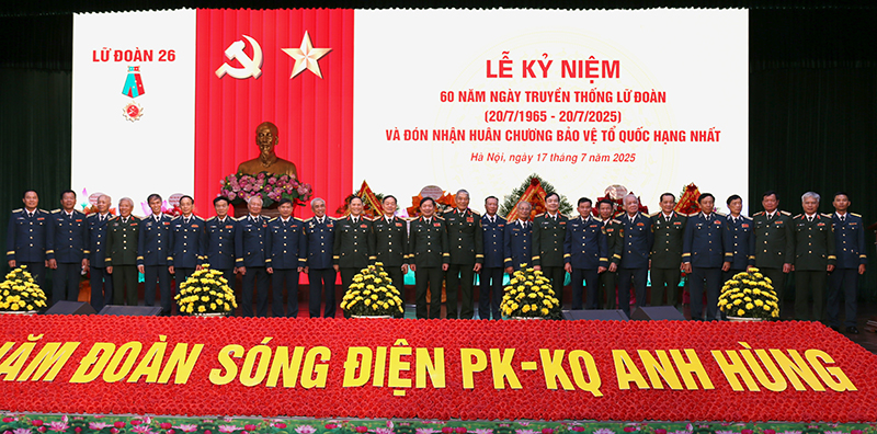 Lữ đoàn Thông tin 26 kỷ niệm 60 năm Ngày truyền thống và đón nhận Huân chương Bảo vệ Tổ quốc hạng Nhất
