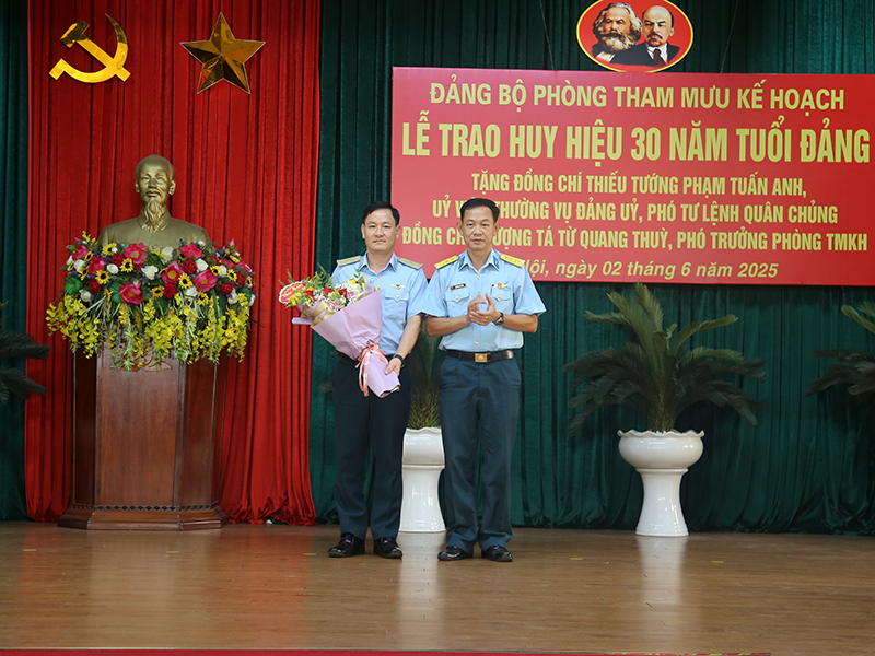 Đảng bộ Phòng Tham mưu - Kế hoạch trao tặng Huy hiệu 30 năm tuổi Đảng