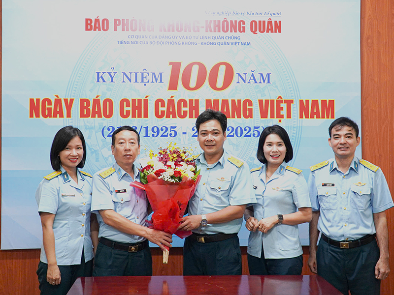 Các cơ quan, đơn vị trong Quân chủng Phòng không- Không quân chúc mừng Báo Phòng không - Không quân nhân dịp kỷ niệm 100 năm Ngày Báo chí Cách mạng Việt Nam