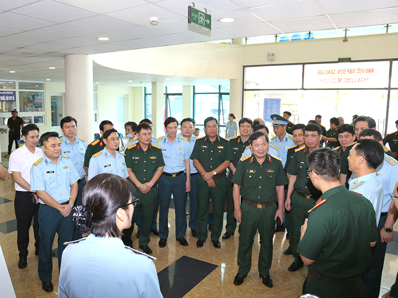 Thượng tướng Lê Huy Vịnh kiểm tra công tác triển khai Hồ sơ bệnh án điện tử tại Viện Y học Phòng không - Không quân