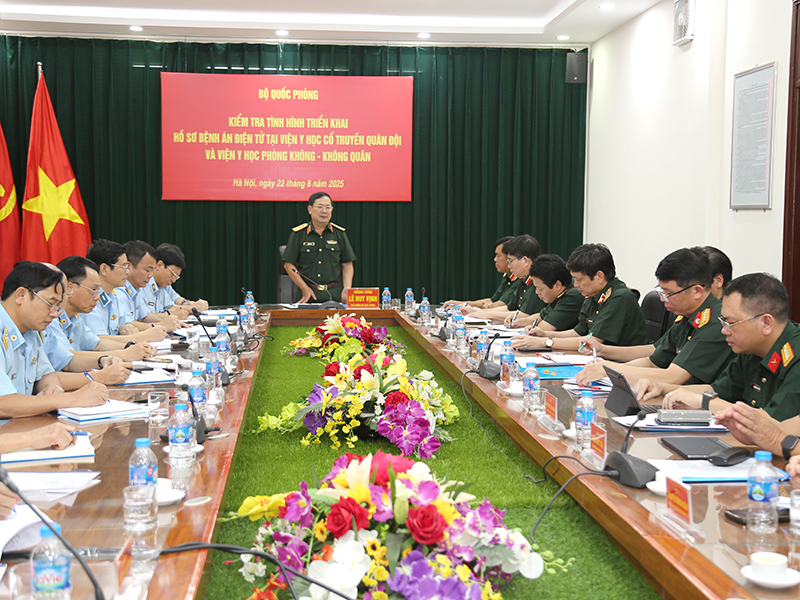 Thượng tướng Lê Huy Vịnh kiểm tra công tác triển khai Hồ sơ bệnh án điện tử tại Viện Y học Phòng không - Không quân