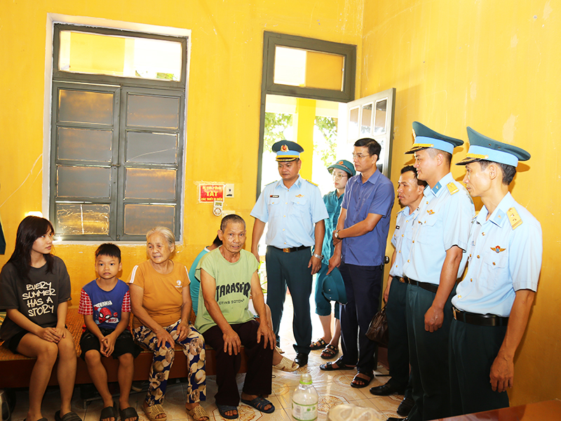 Bộ đội Kho K332 chủ động, tích cực giúp nhân dân ứng phó mưa, lũ lớn