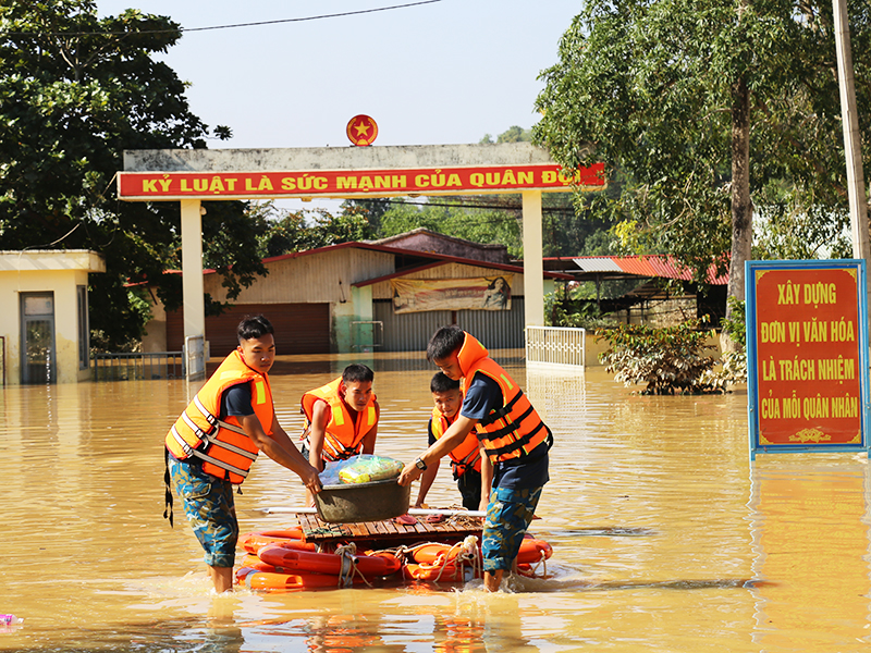 Bộ đội Kho K332 chủ động, tích cực giúp nhân dân ứng phó mưa, lũ lớn
