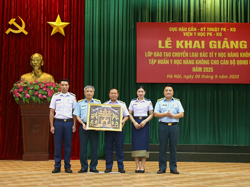 Cục Hậu cần - Kỹ thuật Quân chủng PK-KQ khai giảng lớp đào tạo chuyển loại Bác sĩ Y học Hàng không và tập huấn Y học Hàng không cho cán bộ Quân đội Nhân dân Lào năm 2025